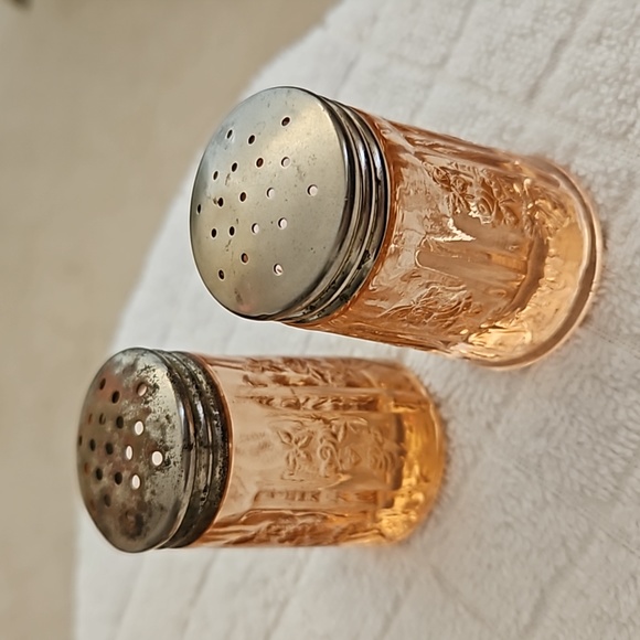 Sharon Cabbage Rose 2 sets of Salt and Pepper Shakers Depression Glass - Picture 2 of 12